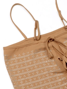 Dettaglio top marrone con strass d'argento e fibbia in metallo regolabile