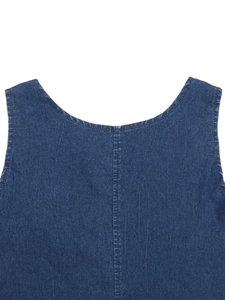 Dettaglio ravvicinato di un abito in denim blu scuro con scollo rotondo e cucitura centrale