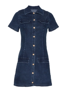 Robe en jean bleu foncé à manches courtes, coupe trapèze avec boutons dorés et poches
