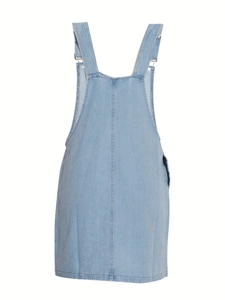Hellblaues Jeans-Latzkleid mit verstellbaren Trägern und Rückansicht auf weißem Grund