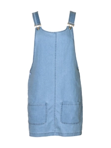 Detail von hellblauem Jeans-Latzkleid mit verstellbaren Trägern und großen aufgesetzten Taschen