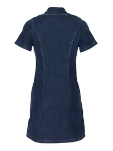 Vue arrière d'une mini-robe en jean bleu foncé avec couture à la taille et coupe cintrée