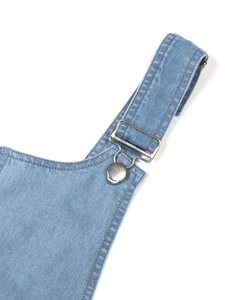 Detail der verstellbaren Silberschnalle und Träger am hellblauen Jeanskleid für Damen