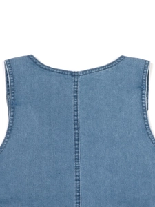 Détail du dos de la robe en jean bleu sans manches avec couture et encolure ronde