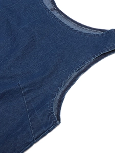 Abito smanicato in denim blu scuro con bordi a balze e trama saia dettagliata