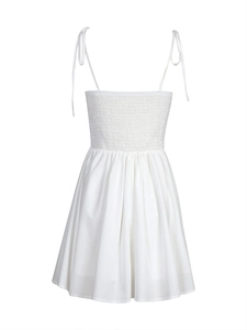 Nahaufnahme von weißem Sommerkleid mit gesmoktem Brustteil und verstellbaren Trägern