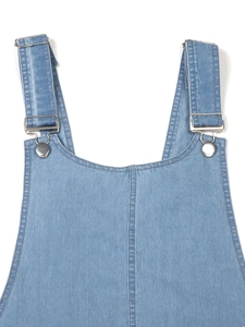 Hellblaues Jeans-Trägerkleid mit verstellbaren Metallschnallen und lässigen vertikalen Nähten