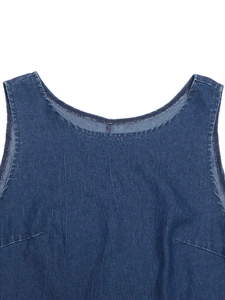 Dettaglio ravvicinato dello scollo di un vestito di jeans blu scuro senza maniche