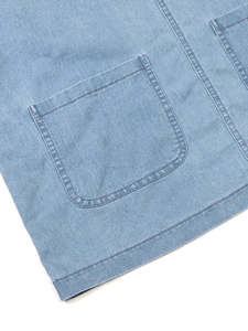 Detailaufnahme des Jeanskleids mit runden aufgesetzten Taschen und verstärkter Doppelnaht