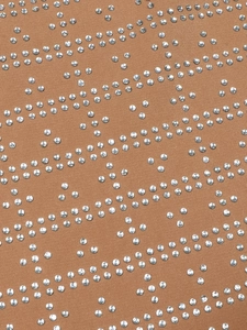 Dettaglio macro del tessuto a maglia a coste con strass argentati a onde