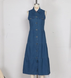 Détails d'une robe maxi sans manches en jean bleu foncé avec revers et jupe à volants