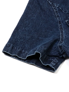 Détail de la manche courte d'une robe en jean bleu foncé avec lavage et double couture