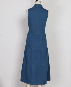 Vue arrière d'une robe midi en jean bleu sans manches avec jupe à volants et col classique