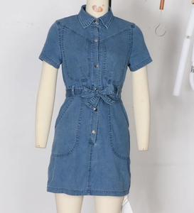 Dettaglio di un vestito di jeans blu a maniche corte con colletto classico e bottoni