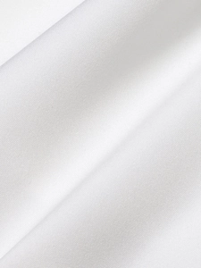 Detailaufnahme von weißem Satingewebe mit glatter Textur und seidigen Falten am Kleid