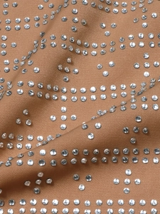 Top a canotta marrone con strass scintillanti a onde e dettagli incrociati decorati
