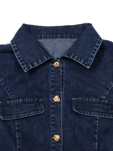 Robe en jean à manches courtes avec boutons dorés gaufrés et poches à rabat