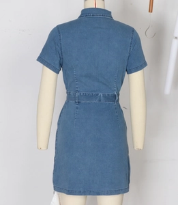 Vista posteriore di un mini abito in denim a maniche corte con cintura su un manichino
