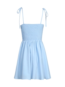 Detailansicht hellblaues Sommerkleid mit gesmoktem Oberteil und Trägern zum Binden am Rücken