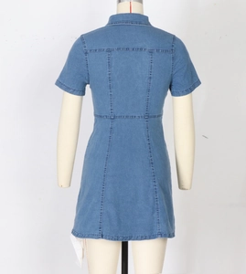 Detailansicht der Rücknähte und der taillierten Form dieses blauen Denim-Kurzarmkleides