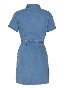 Abito corto in denim a maniche corte con colletto rovesciato e cintura vista posteriore
