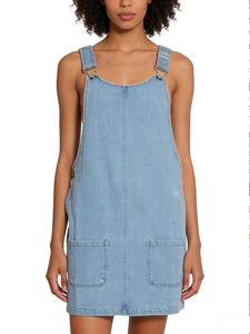Ärmelloses hellblaues Jeans-Trägerkleid mit verstellbaren Trägern und Fronttaschen