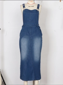 Dettaglio dell'abito scamiciato in denim con grande tasca quadrata e fibbia in metallo