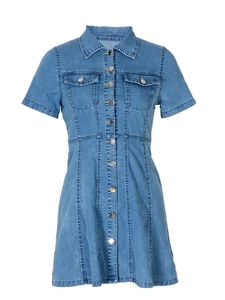 Klassisches mittelblaues Jeanskleid mit kurzen Ärmeln, Reverskragen und Silberknöpfen