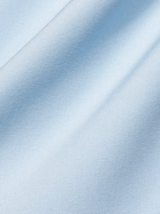 Makro-Detail von hellblauem Stoff mit seidigem Glanz für modische Sommerkleider