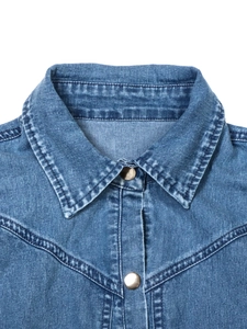Abito chemisier di jeans a maniche corte con vita sciancrata e colletto blu scuro