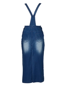 Dettaglio delle spalline a V e delle tasche su un abito salopette in denim blu scuro