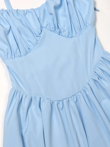 Detailaufnahme von hellblauem Trägerkleid mit geraffter Brust und Taillennaht im Detail