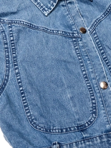 Dettagli dell'abito in denim blu con colletto a punta e ampie tasche quadrate applicate