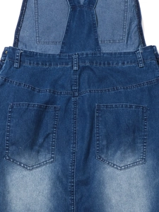 Vista posteriore di abito salopette in denim blu scuro retrò con doppie tasche