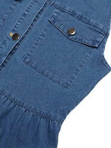 Robe en jean sans manches bleue avec boutons argentés et poches à rabat pratiques