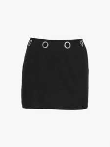 Minifalda negra de talle alto para mujer con detalles decorativos de ojales de metal
