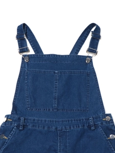 Dettaglio del vestito in denim blu scuro con fibbie regolabili in metallo e cuciture gialle