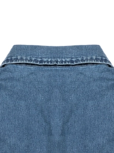 Dettaglio del colletto dell'abito in denim e tessuto twill con cuciture molto precise