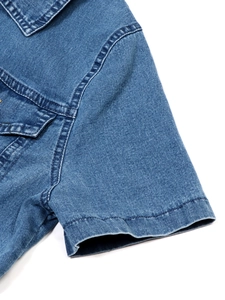 Kurzärmliges Jeanskleid mit Reverskragen und Pattentaschen aus gewaschener blauer Baumwolle