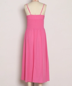 Dettaglio dell'abito estivo rosa con punto smock elastico sul retro e spalline fini