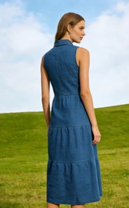 Vue arrière d'une robe en jean sans manches avec jupon à volants en plein air