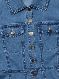 Detail eines mittelblauen Jeanskleids mit orangen Kontrastnähten und silbernen Metallknöpfen