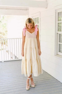 Détails de la robe longue à volants d'été avec bretelles roses et bustier froncé
