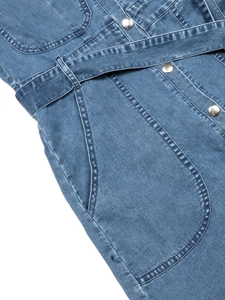 Abito corto di jeans blu da donna con colletto a revers, cintura e bottoni metallici