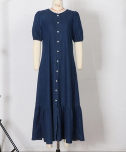 Vue détaillée d'une robe maxi en jean bleu foncé avec manches bouffantes et boutons