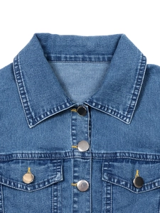 Kurzärmliges Jeanskleid mit Umlegekragen und Brusttaschen in mittelblauer Waschung
