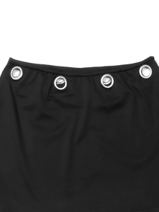 Detalle de la cintura de falda negra con grandes ojales metálicos estilo punk industrial