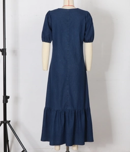 Détails du dos d'une robe longue en jean avec manches bouffantes et ourlet à volants