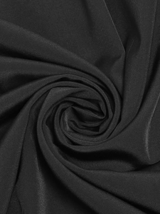 Κοντινό πλάνο μαύρου υφάσματος twill που δείχνει την απαλή υφή και την πτύχωση του φορέματος