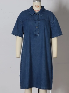 Détail du col à revers et boutons métalliques sur robe en jean mi-longue ample